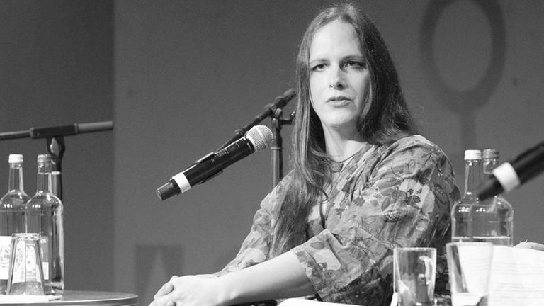 Leyla Jagiella sitzt in einem Sessel und spricht ins Mikrofon. Leyla Jagiella sitzt in einem Sessel und spricht ins Mikrofon.